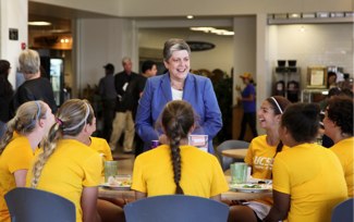 Photo of UC President Janet Napolitano with UCSC students.