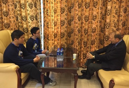 Photo of Chancellor Blumenthal and two students at Shanghai High School.